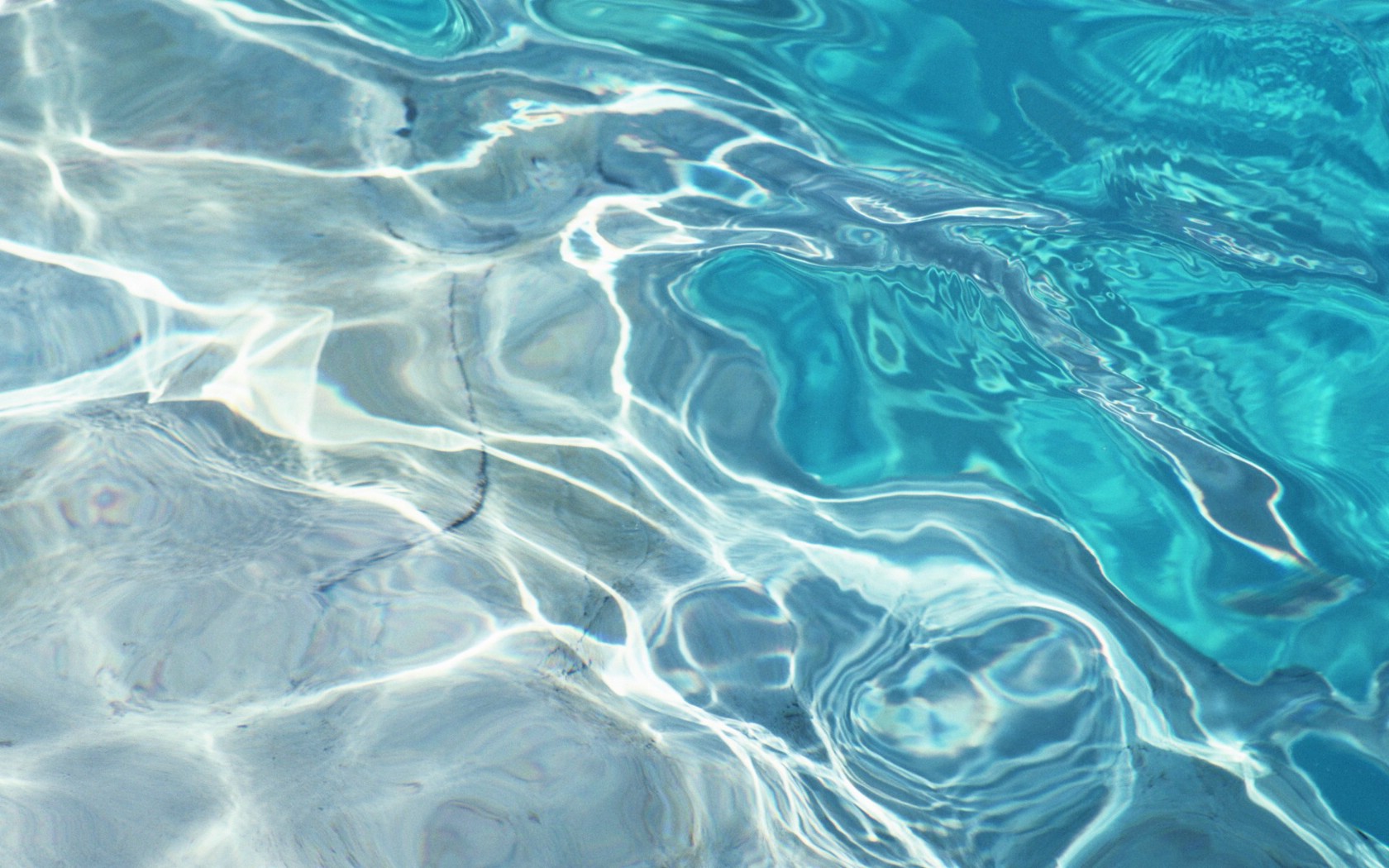 清澈透明的蓝色的水透射着太阳的光芒自然风景素材设计
