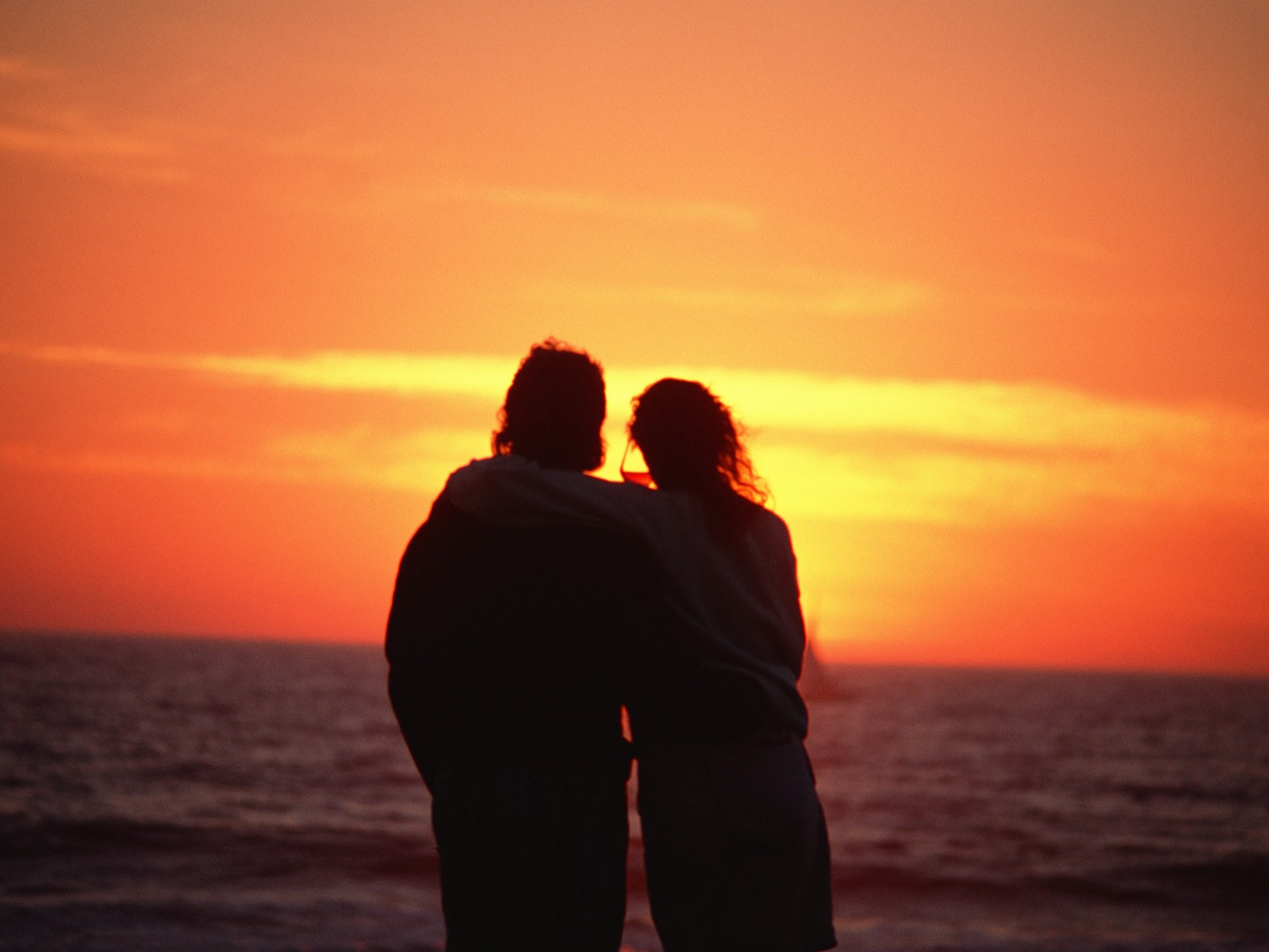 夕阳海岸上一对情侣长椅上的剪影 库存图片. 图片 包括有 户外, 室外, 剪影, 关系, 人员, 夜间 - 221273565
