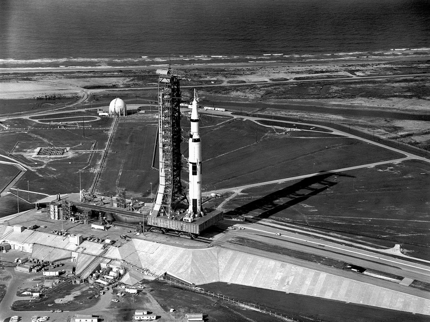 壁纸1400×1050one giant leap for mankind aerial view of apollo 11 saturn v on transporter 鸟瞰土星五号壁纸,阿波罗11号登月40周年纪念壁纸壁纸图片-人文壁纸-人文图片素材-桌面壁纸