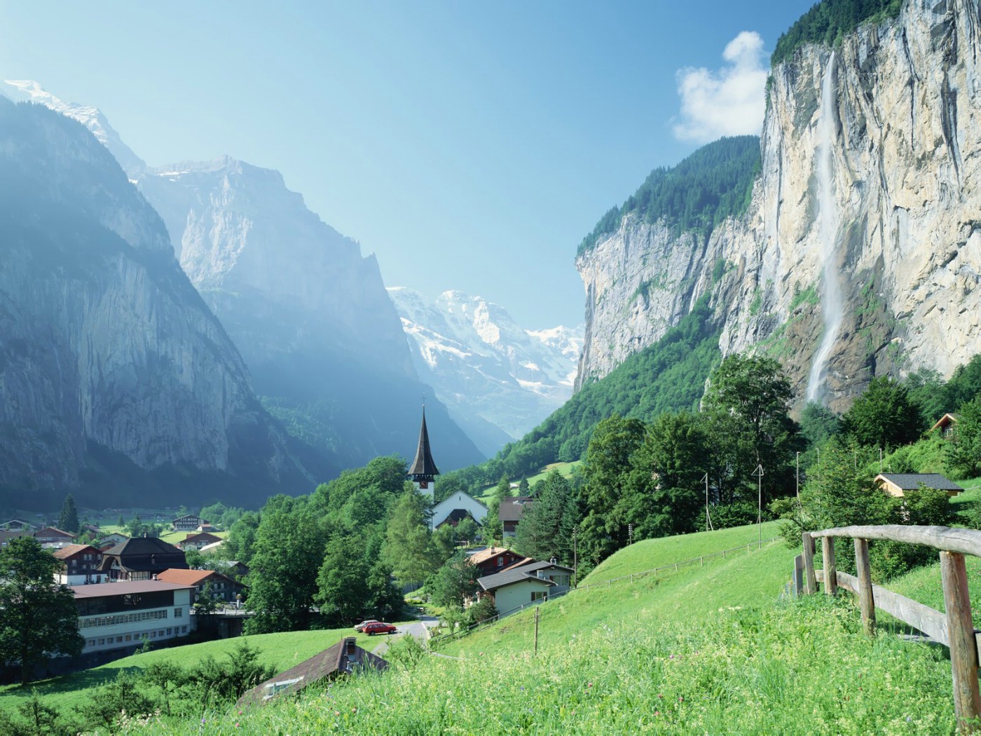 瑞士阿尔卑斯山区观光小火车高清图片下载-正版图片500898273-摄图网