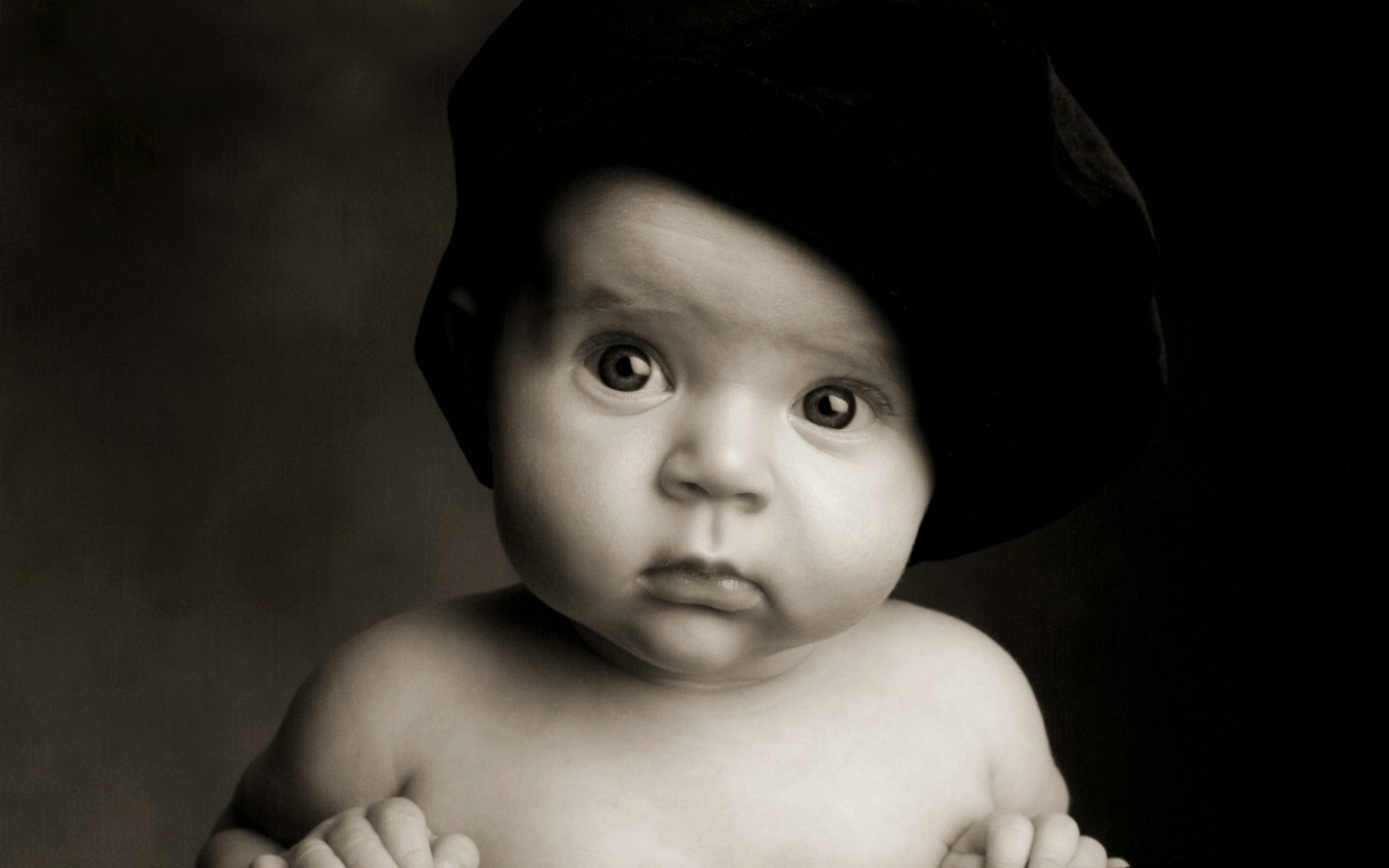 壁纸1600×1200黑白婴儿摄影 睡眠中的微笑图片壁纸壁纸,爱与纯真-可爱婴儿儿童摄影壁纸壁纸图片-摄影壁纸-摄影图片素材-桌面壁纸