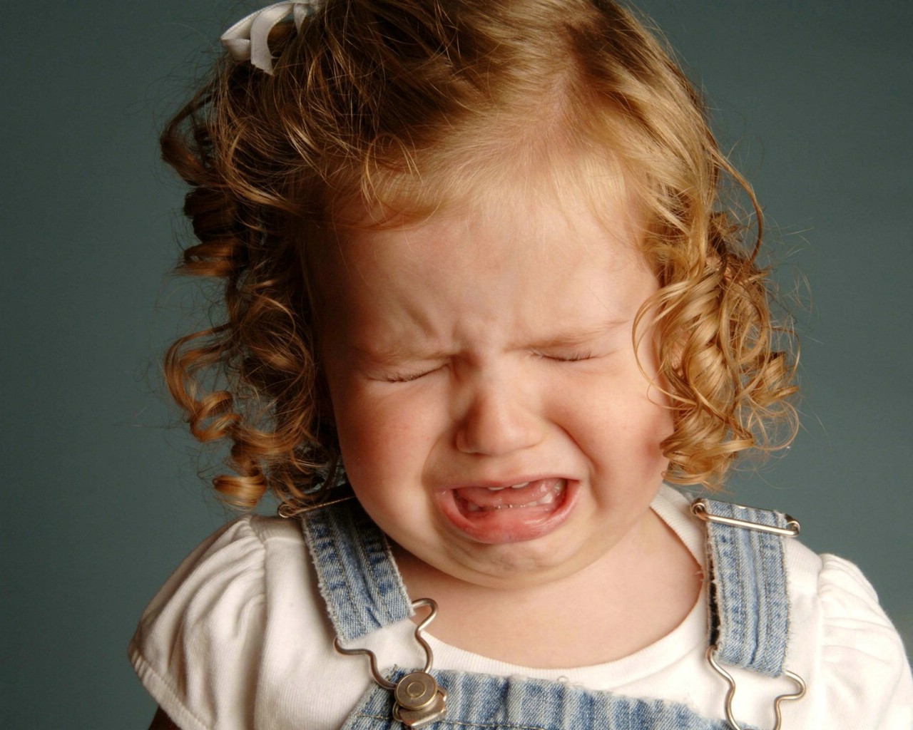 哭泣的小女孩图片壁纸