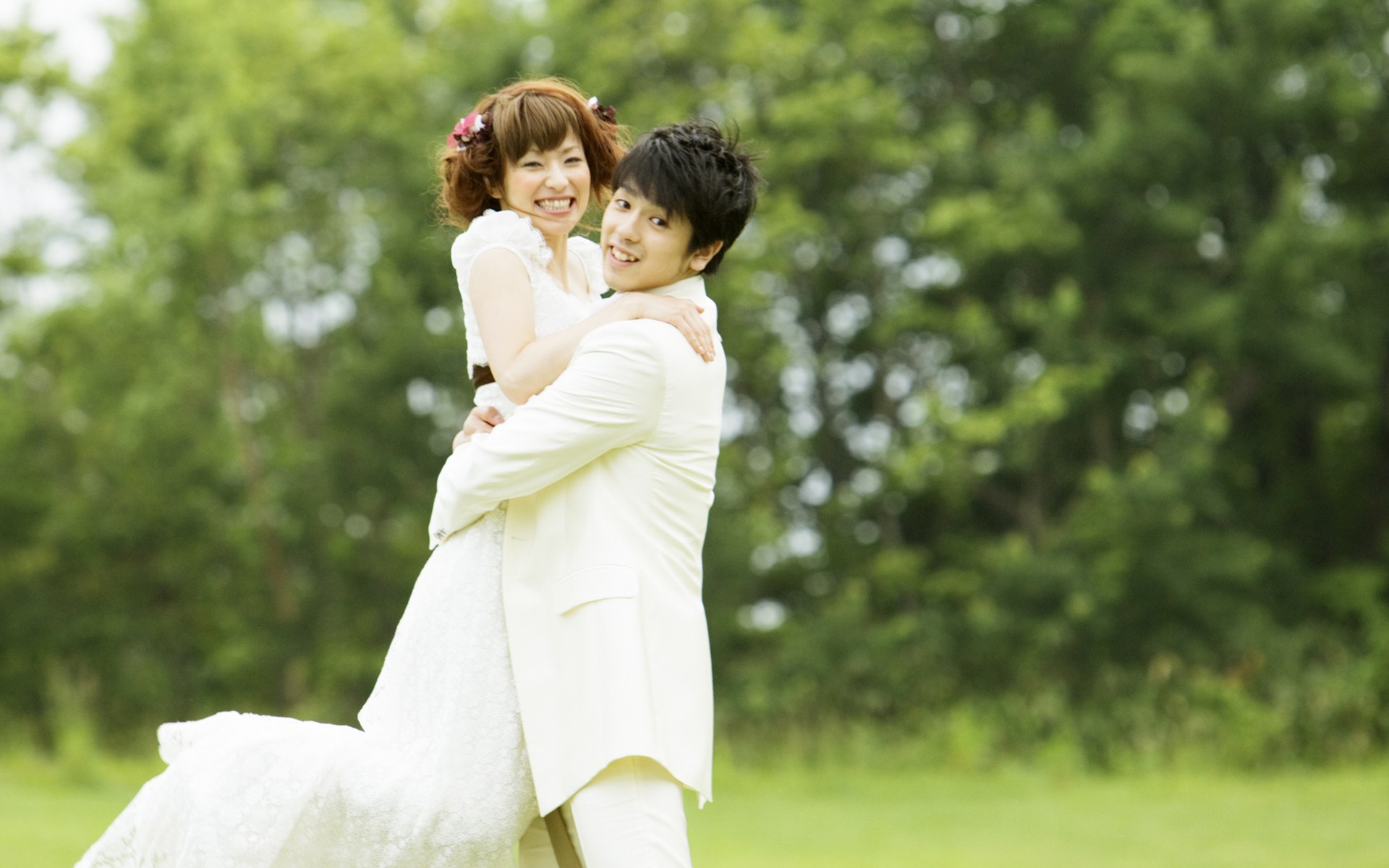 壁纸1920×1200新娘新郎的拥抱 户外婚纱摄影