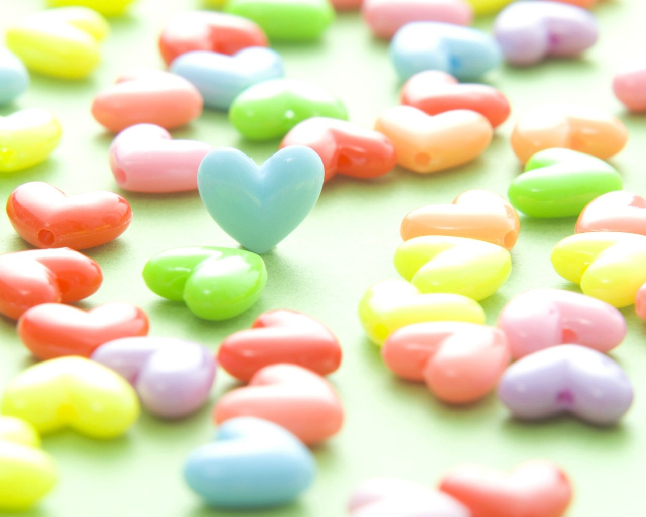 壁纸 心形五彩珠珠图片壁纸