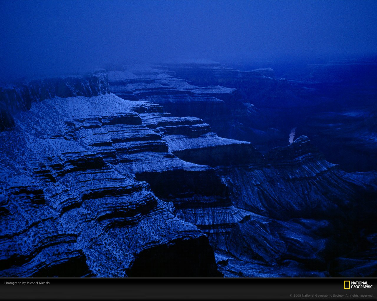 壁纸1280 1024国家地理色彩专题life In Color Blue 生活中的蓝色美国大峡谷虽然总是给人红色的印象但在有雾和雪覆盖的夜晚也有蓝色的 一面